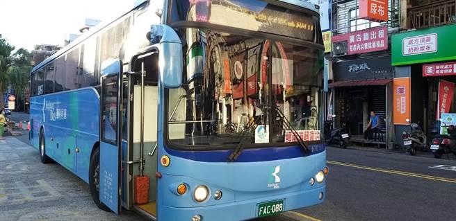 受疫情影响，国道客运纷纷减班，市议员林沛祥、连恩典及林旻勋共同协调，开设新的四脚亭至松山的跳蛙公车。（市议员连恩典提供／张志康基隆传真）