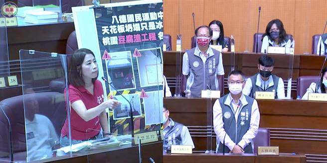 市议员舒翠玲指出，6月有民眾投诉市府后栋建筑北侧结构外墙修復工程的废弃物被载往桃园区富国路一处农地乱倒。（陈梦茹翻摄）