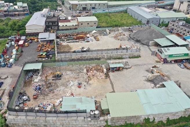 市议员舒翠玲指出，富国路上一处农地可以明显看出有厂商正在进行废弃物的分类。（市议员舒翠玲提供／陈梦茹桃园传真）