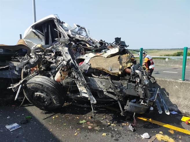 拖板車頭撞爛，駕駛受困被救出。（民眾提供／李俊淇台南傳真）