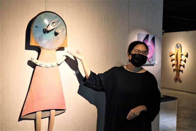 策展人杨素敏表示，艺术家庄志辉24日重磅回归，继疫情前在纽约两场成功的展览，后疫情时代，他将回到故乡接续36年前的一段情缘。（张茂雄摄）