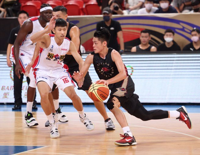 谷毛唯嘉(右)运球突破对方防守。(中华篮协提供)