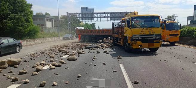 国道1号中午发生砂石车翻覆事故，现场已于下午3时许排除。（警方提供）