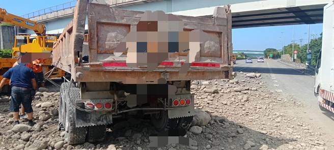 国道1号中午发生砂石车翻覆事故，现场已于下午3时许排除。（警方提供）