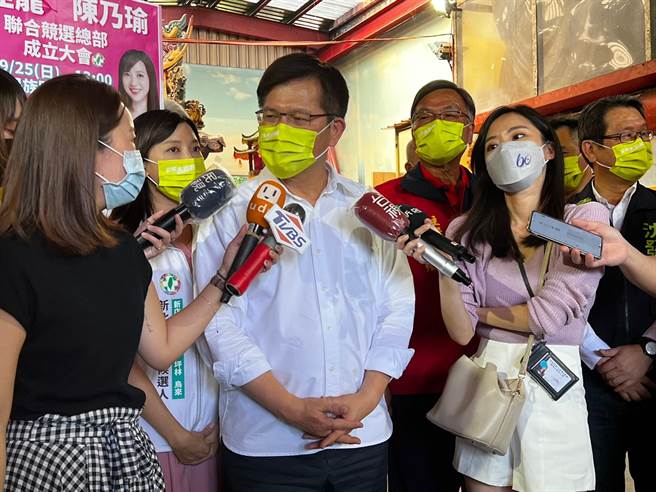 林佳龙今天下午至新店参香时，认为侯选办失言，要求大家就事论事，呈现真相。（李奇叡摄）