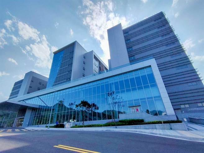 民进党新北市长参选人林佳龙昨日指出，新北市长侯友宜缺少跟海外台商合作机会、外商投资政策。对此，经发局长何怡明回应，新北市2019年启动「招商一条龙」与「投资新北」全球招商网，4年落实183案投资，总投资超过3600亿元，希望林多做功课。（新北市经发局提供）