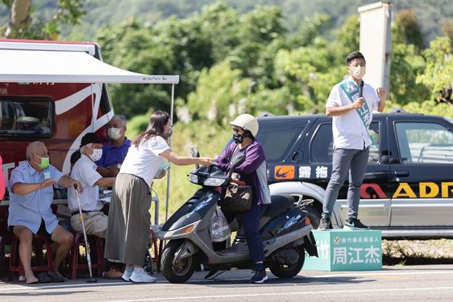 民进党新竹县长参选人周江杰（右）将行动竞选办公室开进新埔，与民眾近距离畅聊新埔发展。（周江杰团队提供／邱立雅竹县传真）