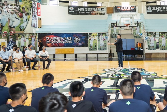 海神执行长Wilson(右)亲自出席球场地板捐赠仪式。(高雄海神提供)