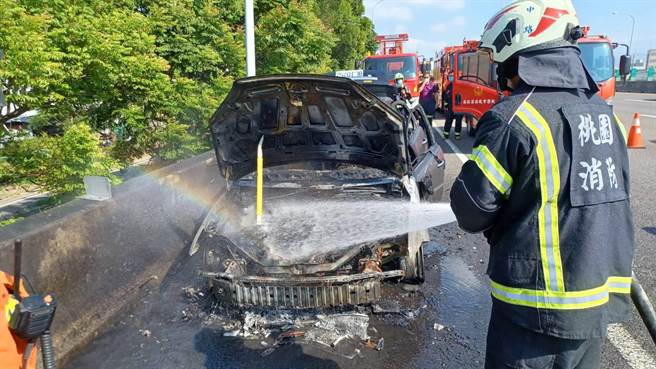 国道2号西向5.6公里处23日下午2点多发生火烧车事故。（桃园市消防局提供／陈梦茹桃园传真）