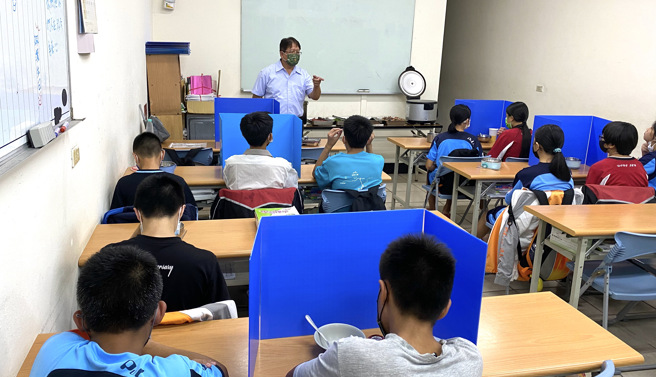 全人教育关怀协会牧师徐月风（图中）培养机构里服务的学生，以自主生活、积极抗疫、努力学习为每日目标。 （张姚宏影社会慈善福利事业基金会、简称张妈妈慈善基金会提供）