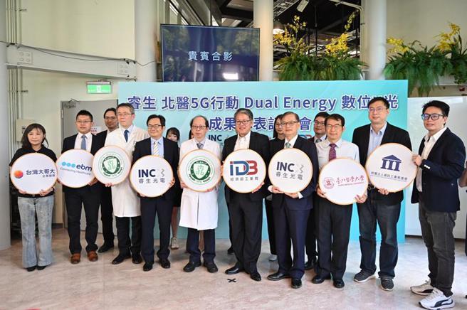 （北医睿生携手发表600人X光肺部筛检AI模型。左起为台湾大哥大 处长林文琪、商之器总经理丁伟能、北医主任周百谦、睿生 总经理李志圣、北医副院长张君照、工业局副组长吕正钦、睿生董事长 杨柱祥、台北医学大学事业长 林俊茂、资策会总监林宏泽、吕欣泽教授。图／群创提供）