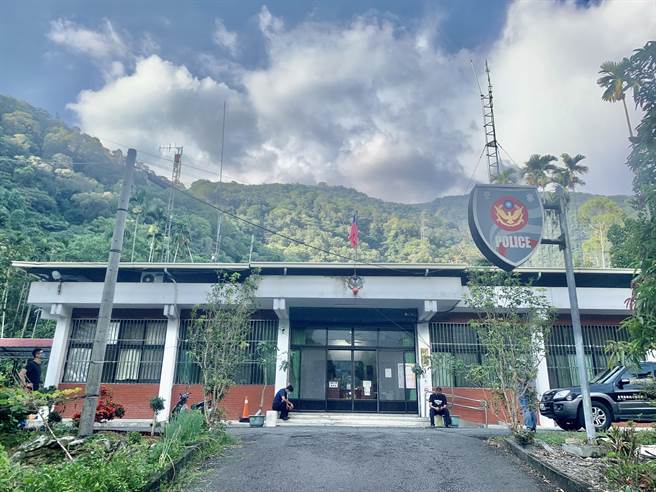 警察人力吃紧，部分派出所将合署办公，联合执勤。（廖志晃摄）