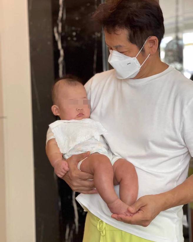 徐乃麟公开抱金孙天伦照。(图／取自徐乃麟脸书)