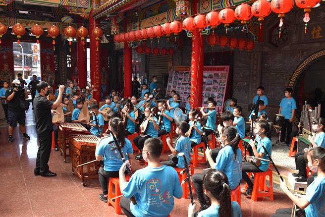 头份市公所23日上午在头份义民庙举行祭孔大典，由头份国小国乐团开场表演。（谢明俊摄）