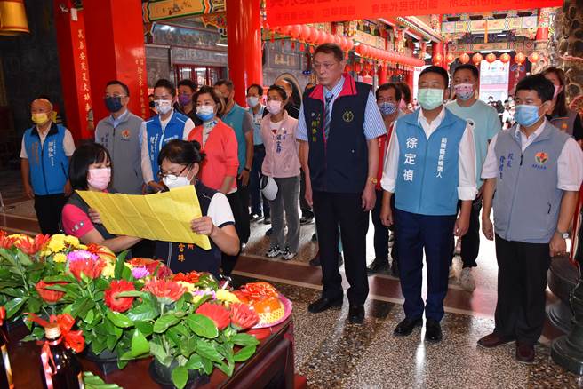 头份市公所23日上午在头份义民庙举行祭孔大典，由头份市长罗雪珠跪诵疏文。（谢明俊摄）