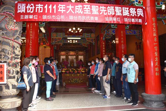 头份市公所23日上午在头份义民庙举行祭孔大典，由头份市长罗雪珠等主祭。（谢明俊摄）