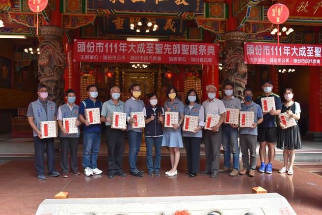 头份市公所23日上午在头份义民庙举行祭孔大典，颁奖感谢全市16所中小学校长。（谢明俊摄）