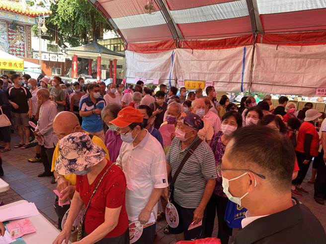 台中旱溪妈祖乐成宫，今天开始发放重阳敬老礼金活动，排队人潮挤满庙埕，相当的热闹。（张妍溱摄）