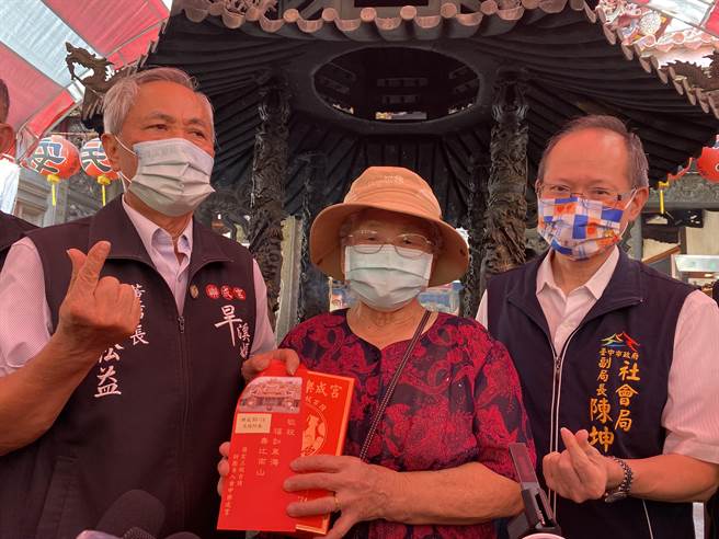 乐成宫董事长郭松益（左）表示，今年90至99岁8里共251人每人3600元大红包。（张妍溱摄）
