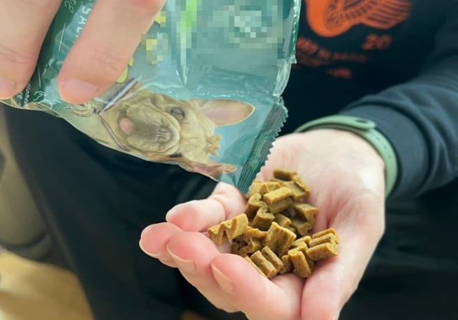 1名女网友说男友每次为狗买饲料前都会亲自吃过，某次男友直接对她说「这个W造型的零食好吃欸」，让她崩溃说这是「饲料」不是零食。（翻摄自脸书「爆废公社公开版」）