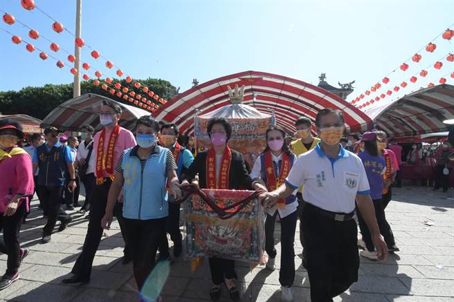彰化县妈祖祈福文化节今年由王宫福海宫当炉主，结合县内13间妈祖庙联合遶境，县长王惠美扛轿。（吴敏菁摄）