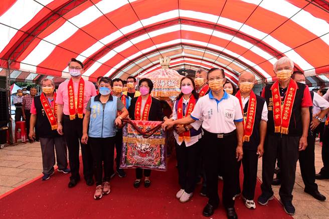 彰化县妈祖祈福文化节今年由王宫福海宫当炉主，结合县内13间妈祖庙联合遶境，县长王惠美扛轿。（吴敏菁摄）