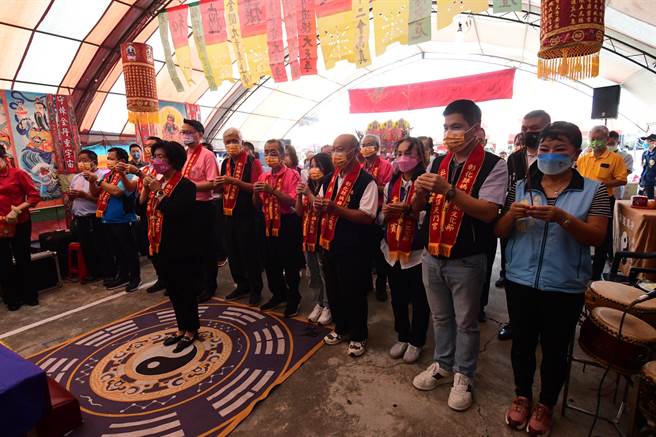 彰化县妈祖祈福文化节今年由王宫福海宫当炉主，结合县内13间妈祖庙联合遶境，县长王惠美扛轿。（吴敏菁摄）