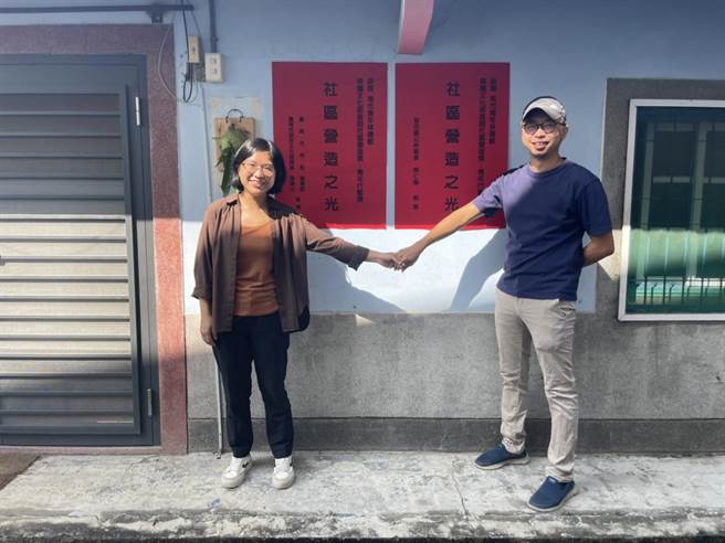 林建叡（右）拒绝单独入镜，坚持与妻子罗婉慈（左）一起合照。（李俊淇摄）