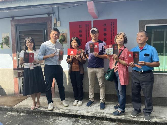 文化局、区公所及当地里长，一早就到林建叡的住所张贴红榜。（李俊淇摄）