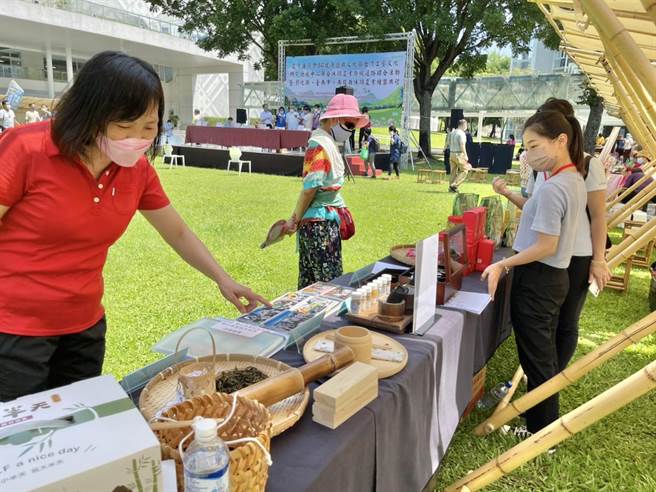彰投及台南市的休閒农业区结盟，并举办媒合会，各休区农友向旅行社行销故乡特色游程。（杨静茹摄）