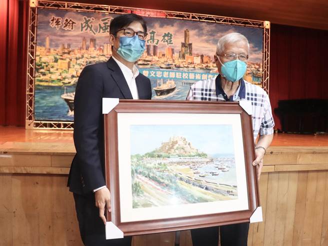 曾文忠致力纪录高雄之美，多年来驻校创作、深耕美感教育，至今高雄市已有114个单位受惠曾文忠的赠画，受赠作品多达438件。（高市教育局提供／杨舒婷高雄传真）