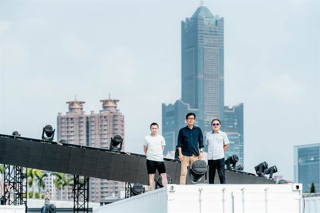 设计中岛即将开放登岛，市府及策展团队登上货柜顶端拍摄宣传影片。(左至右为设计师聂永真、高雄市长陈其迈、副市长史哲)（高市文化局提供／杨舒婷高雄传真）