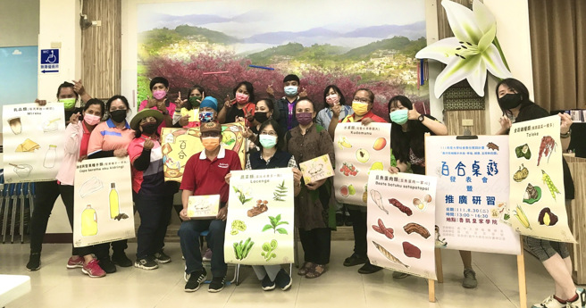 義守大學營養系師生前進屏東縣霧台鄉原住民部落，將健康飲食觀念融入遊戲中，提升部落長者興趣，同時推動長照產業。(照片/義守大學提供)