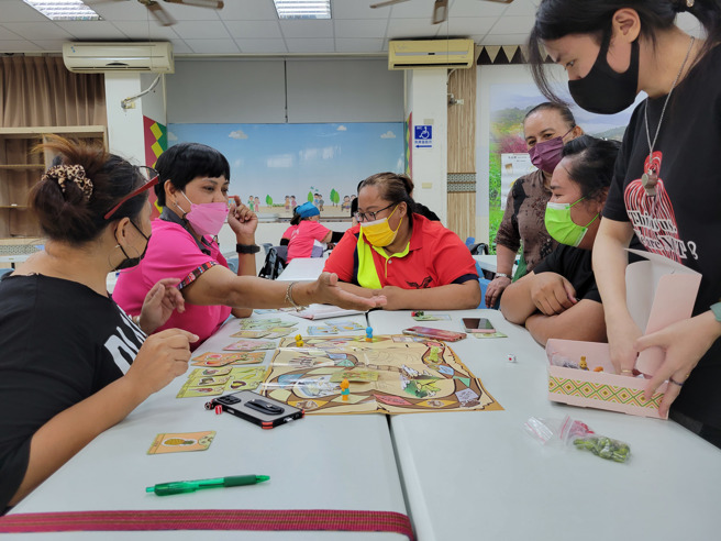 營養系師生設計的「百合桌遊」，將魯凱族著名的手工製琉璃珠、傳統食材、人文風情等。(照片/義守大學提供)