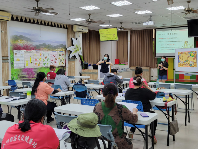 義守大學的學生，用自己的方式打破不同文化背景和語言的隔閡，設計桌遊與長輩互動。(照片/義守大學提供)