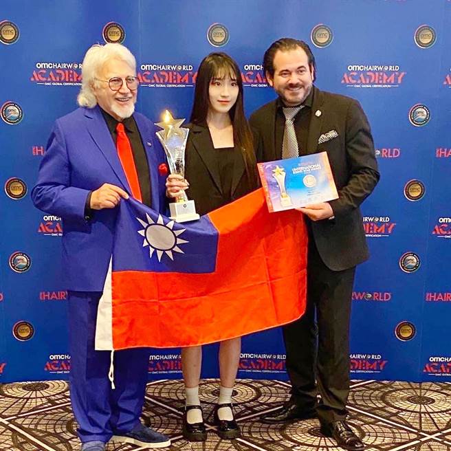 苗栗县育达科大时尚造型设计系学生郭家彤，荣获2022年世界杯美髮锦标赛铜牌。（育达科大提供／谢明俊苗栗传真）