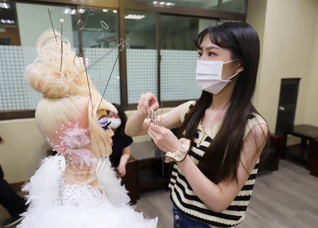 苗栗县育达科大时尚造型设计系学生郭家彤，荣获2022年世界杯美髮锦标赛铜牌。（育达科大提供／谢明俊苗栗传真）