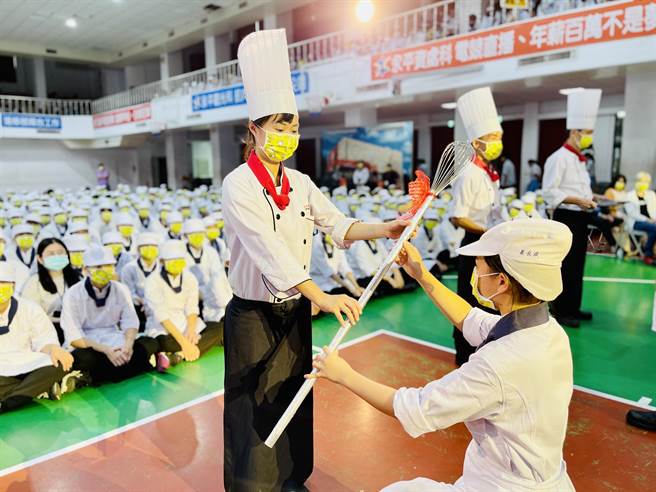 桃园市永平工商今举办传统特色课程「敬拜祖师爷大典」。（永平工商提供／蔡明亘桃园传真）