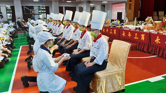 教师节将至，校方安排学生奉茶敬师，表达对师长的感谢与敬重。（永平工商提供／蔡明亘桃园传真）