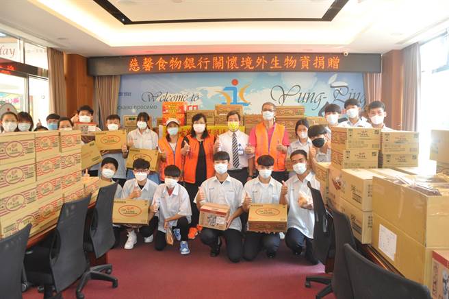 桃园慈馨食物银行号召善心人士，捐赠永平工商东南亚侨生建教班学生物资。（永平工商提供／蔡明亘桃园传真）