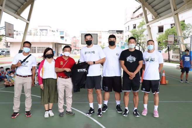 钢铁队长吕政儒(中)亲自领军前往竹围国小。(高雄钢铁人提供)