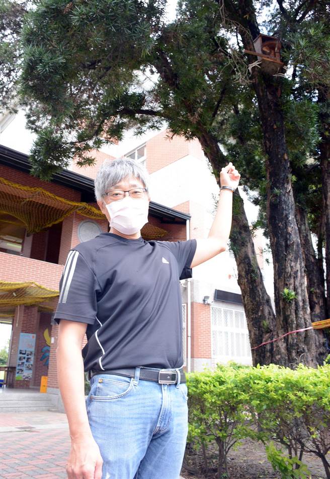 西势国小师生利用废弃课桌椅协助打造巢箱，迎接娇客领角鸮入住。（林和生摄）