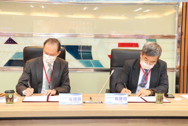 美商达尔集团亚太区总裁庄国鼎(左)和高科大校长杨庆煜(右)正签署MOU。(照片/高雄科技大学提供)