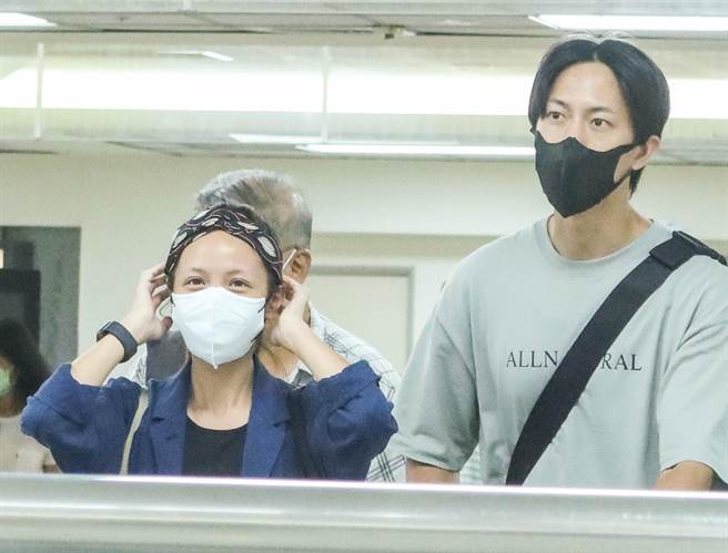 黄姵嘉（左）和邱昊奇日前同游金门，一同现身在松山机场。（粘耿豪摄）