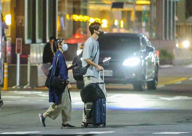 黄姵嘉（左）和邱昊奇日前同游金门，一同现身在松山机场。（粘耿豪摄）