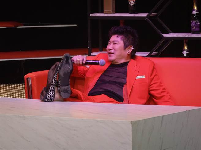 胡瓜穿黑色薄纱扮演酒店经理。（民视提供）