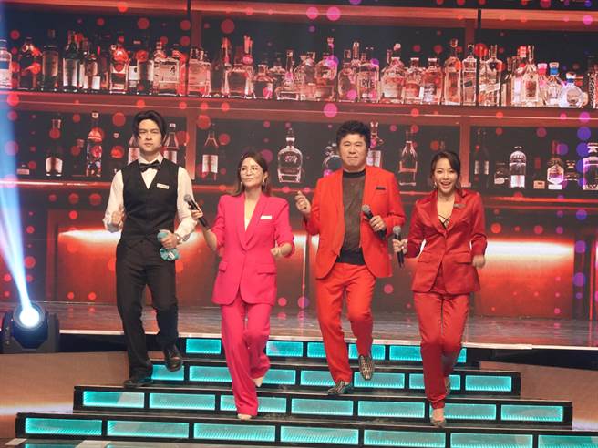 杨升达（左起）、吴怡霈、胡瓜、赖慧如录《最强综艺秀》。（民视提供）