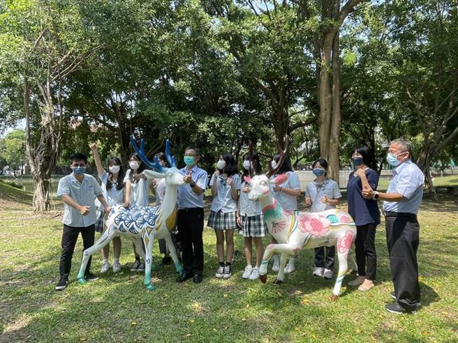 美术班学生们及学生和自己的作品合照，而未来梅花鹿将设置南瀛绿都心公园内。（李俊淇摄）