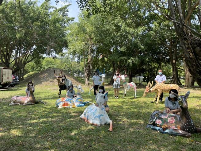 美术班学生站在自己的作品旁，开心表示完成后的作品未来放置在公园让民眾欣赏真得很有成就感。（李俊淇摄）