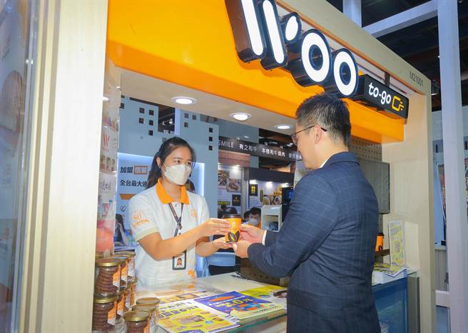 WOO to-go餐车进驻捷运开卖便当和咖啡等商品，让大眾能够迅速方便挑到心仪品项。（粘耿豪摄）